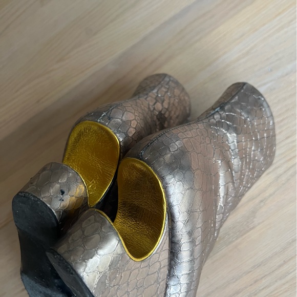 LAST CHANCE 9/23❕- DRIES VAN NOTEN Metallic Wedge Boot with unique cutout detail - Picture 8 of 11